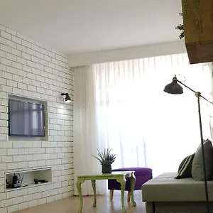 Stylish With A Patio Close To The דירה